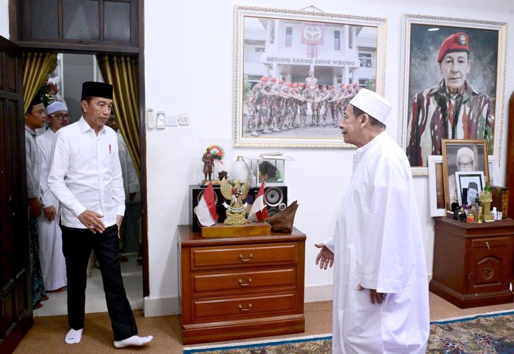 Presiden Jokowi Takziah ke Rumah Duka Almarhumah Syarifah Salma